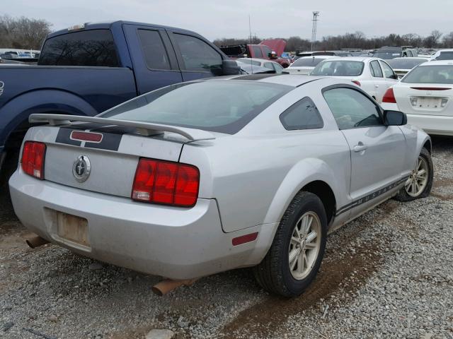 1ZVFT80NX65232660 - 2006 FORD MUSTANG SILVER photo 4