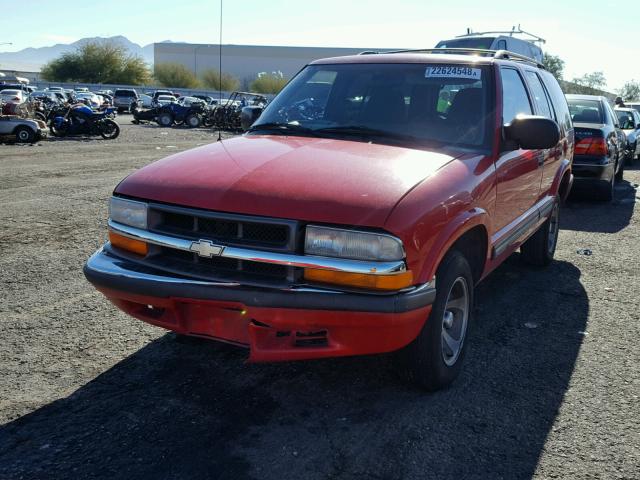 1GNCS13W9Y2127981 - 2000 CHEVROLET BLAZER RED photo 2