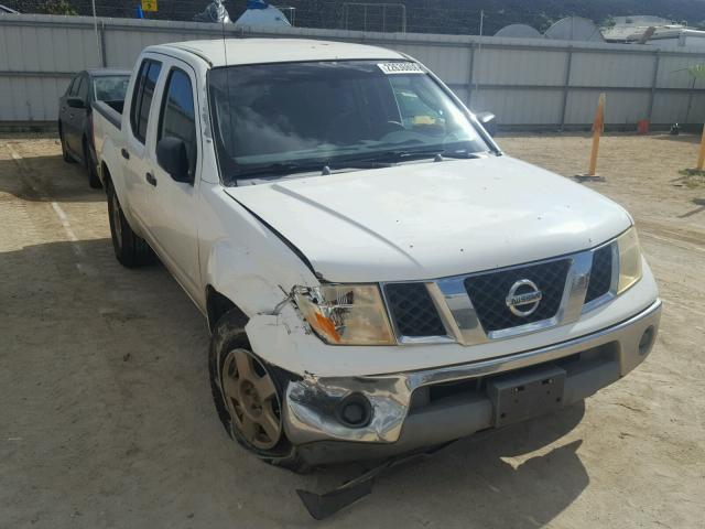 1N6AD07U26C460346 - 2006 NISSAN FRONTIER C WHITE photo 1