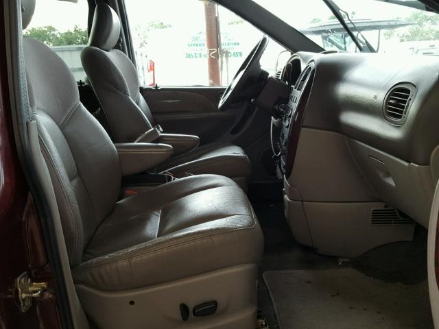 2C8GP64L12R661044 - 2002 CHRYSLER TOWN & COU RED photo 5