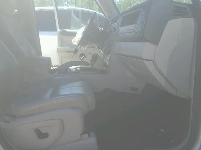1J8HG58N26C197300 - 2006 JEEP COMMANDER SILVER photo 5
