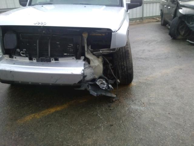 1J8HG58N26C197300 - 2006 JEEP COMMANDER SILVER photo 9