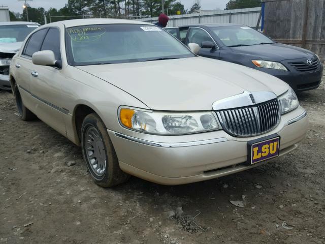 1LNHM83W02Y639842 - 2002 LINCOLN TOWN CAR C CREAM photo 1