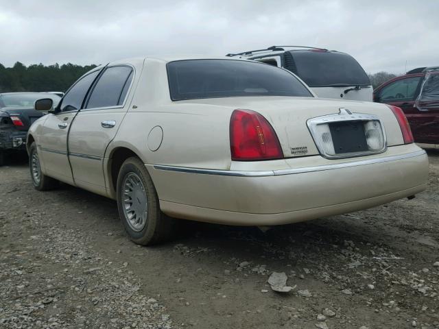 1LNHM83W02Y639842 - 2002 LINCOLN TOWN CAR C CREAM photo 3