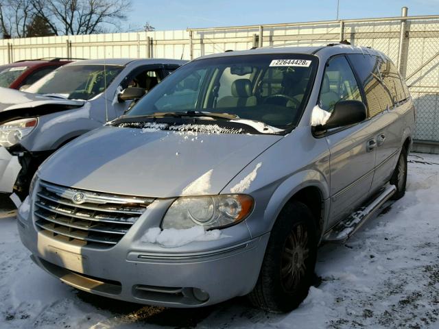 2C8GP64L75R197679 - 2005 CHRYSLER TOWN & COU SILVER photo 2