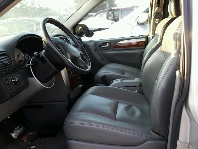 2C8GP64L75R197679 - 2005 CHRYSLER TOWN & COU SILVER photo 5