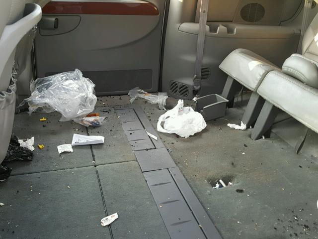 2C8GP64L75R197679 - 2005 CHRYSLER TOWN & COU SILVER photo 6