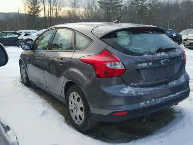 1FAHP3K21CL171556 - 2012 FORD FOCUS SE GRAY photo 3