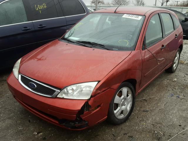 3FAFP37N05R136828 - 2005 FORD FOCUS ZX5 BURGUNDY photo 2