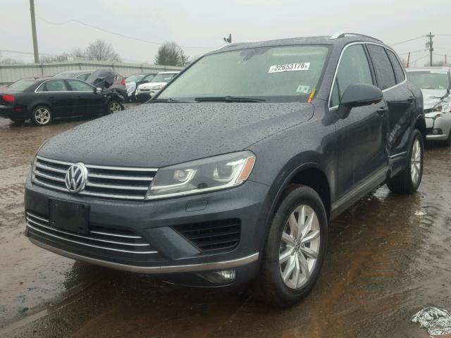 WVGEF9BP5FD007414 - 2015 VOLKSWAGEN TOUAREG V6 GRAY photo 2