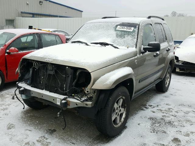 1J4GL38K35W641493 - 2005 JEEP LIBERTY RE BEIGE photo 2