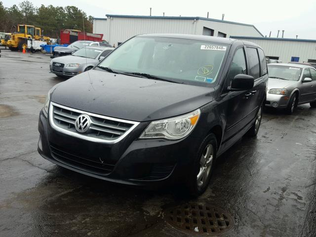 2V4RW3D18AR236998 - 2010 VOLKSWAGEN ROUTAN SE GRAY photo 2