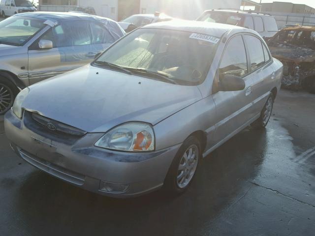 KNADC125746307396 - 2004 KIA RIO SILVER photo 2