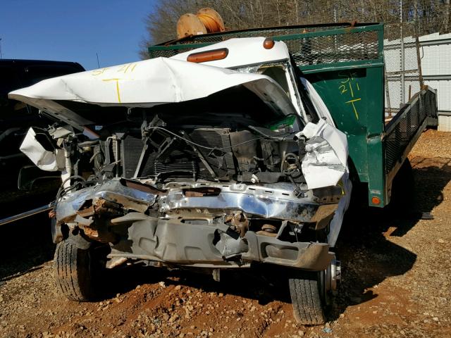 1GBJC34U85E271090 - 2005 CHEVROLET SILVERADO WHITE photo 2