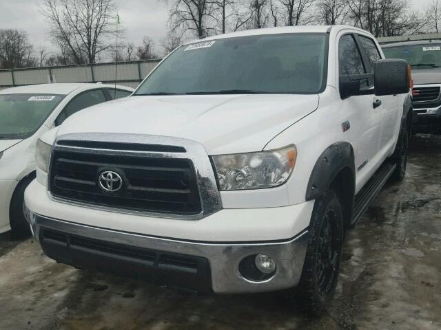 5TFEY5F14BX106988 - 2011 TOYOTA TUNDRA CRE WHITE photo 2