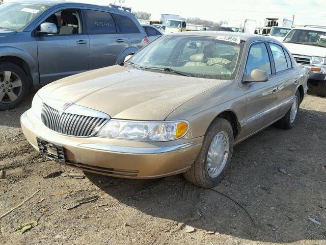 1LNFM97V6WY740467 - 1998 LINCOLN CONTINENTA GOLD photo 2