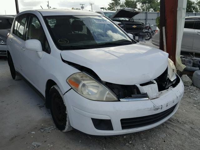 3N1BC13E78L389010 - 2008 NISSAN VERSA S WHITE photo 1