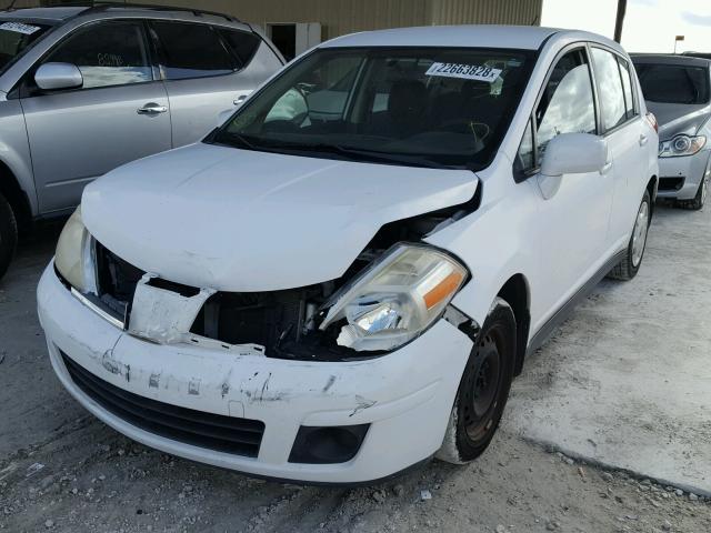 3N1BC13E78L389010 - 2008 NISSAN VERSA S WHITE photo 2