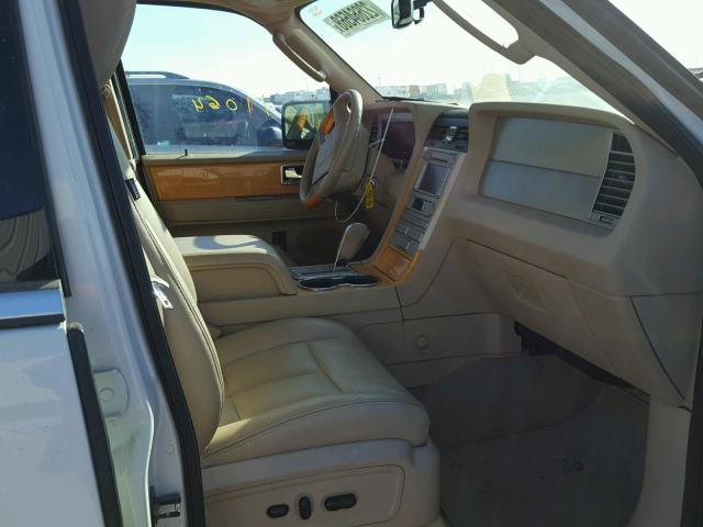 5LMFU28538LJ04978 - 2008 LINCOLN NAVIGATOR WHITE photo 5