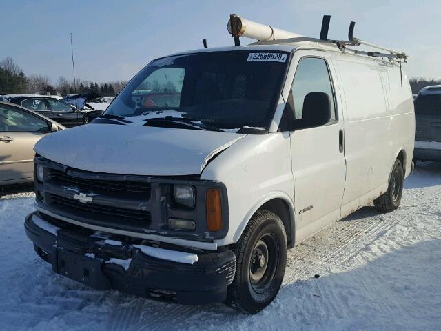 1GCFG15W821229547 - 2002 CHEVROLET EXPRESS G1 WHITE photo 2