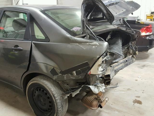 1FAFP34N25W215743 - 2005 FORD FOCUS ZX4 GRAY photo 10