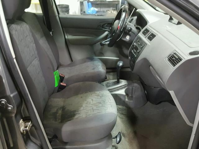 1FAFP34N25W215743 - 2005 FORD FOCUS ZX4 GRAY photo 5