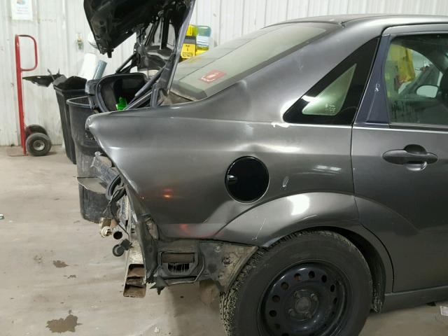 1FAFP34N25W215743 - 2005 FORD FOCUS ZX4 GRAY photo 9