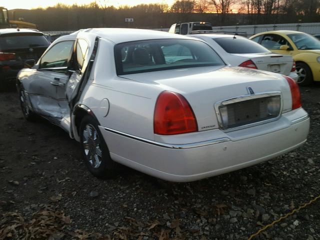 1LNHM82W73Y634849 - 2003 LINCOLN TOWN CAR S WHITE photo 3