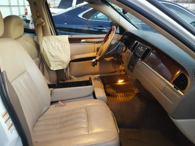 1LNHM82W73Y634849 - 2003 LINCOLN TOWN CAR S WHITE photo 5