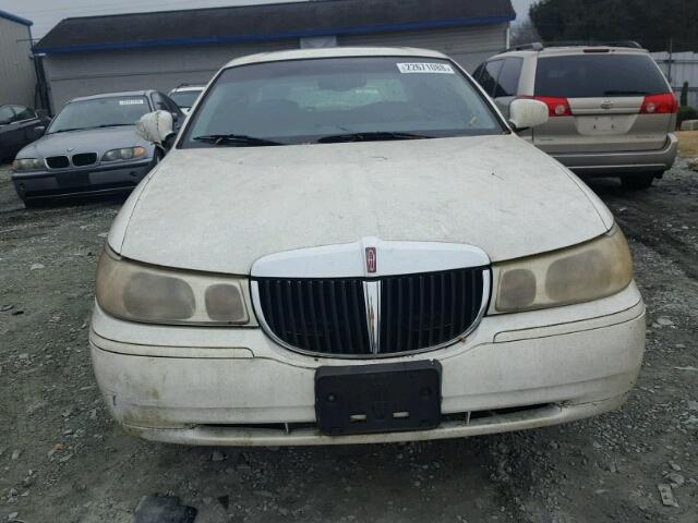 1LNHM82W4XY616833 - 1999 LINCOLN TOWN CAR S WHITE photo 9