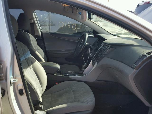 5NPEB4AC2EH874375 - 2014 HYUNDAI SONATA GLS SILVER photo 5