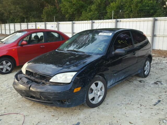 3FAFP31N95R156777 - 2005 FORD FOCUS ZX3 BLACK photo 2