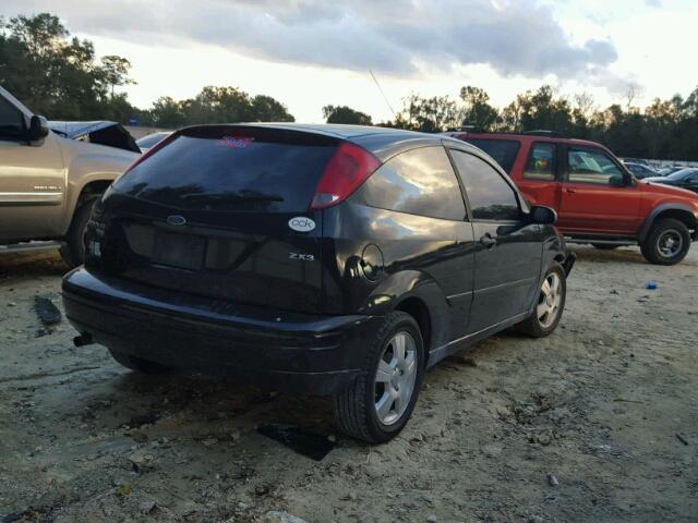 3FAFP31N95R156777 - 2005 FORD FOCUS ZX3 BLACK photo 4