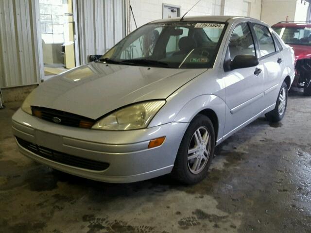 1FAFP34P02W322318 - 2002 FORD FOCUS SE SILVER photo 2