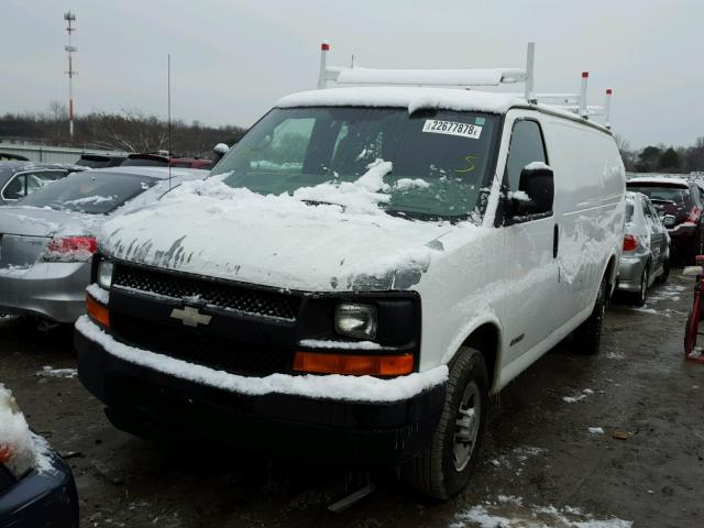 1GCGG25V961109702 - 2006 CHEVROLET EXPRESS G2 WHITE photo 2