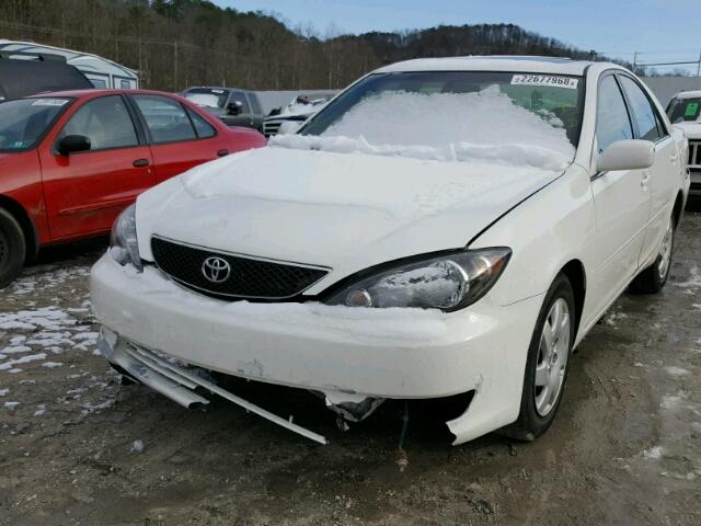 4T1BE32K15U590831 - 2005 TOYOTA CAMRY LE WHITE photo 2