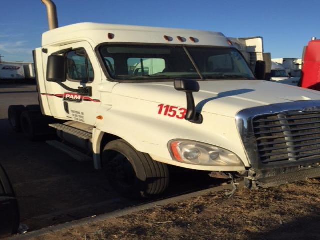 1FUJGLCK08LAB3766 - 2008 FREIGHTLINER CASCADIA 1 WHITE photo 2