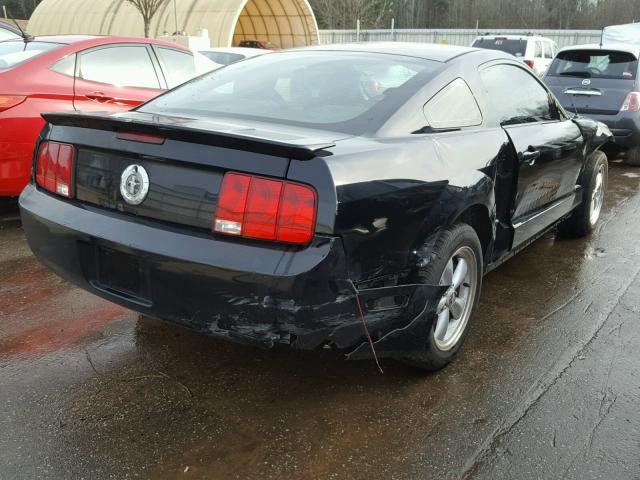 1ZVHT80N585106024 - 2008 FORD MUSTANG BLACK photo 4