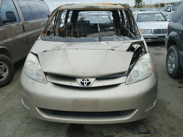 5TDZK22C07S003797 - 2007 TOYOTA SIENNA XLE GOLD photo 9