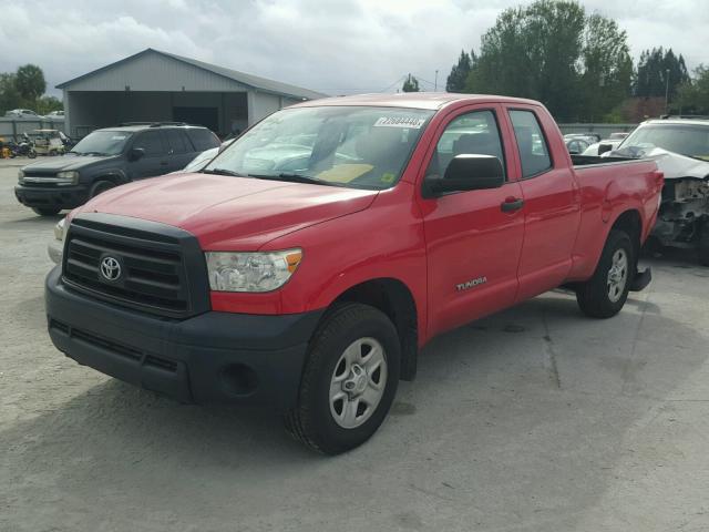 5TFRU5F16DX028861 - 2013 TOYOTA TUNDRA DOU RED photo 2