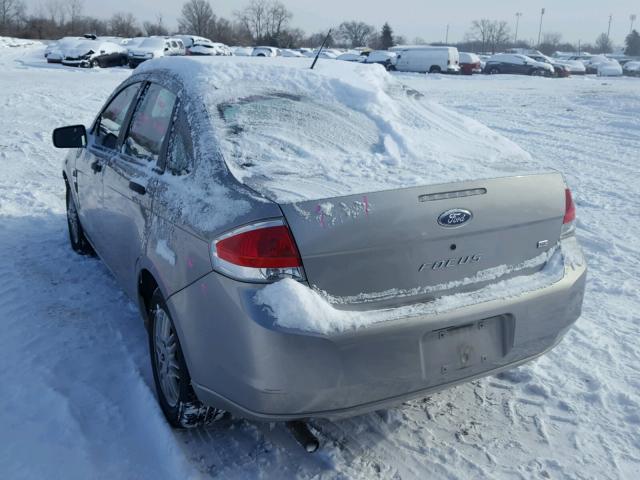 1FAHP35N88W133480 - 2008 FORD FOCUS SE SILVER photo 3