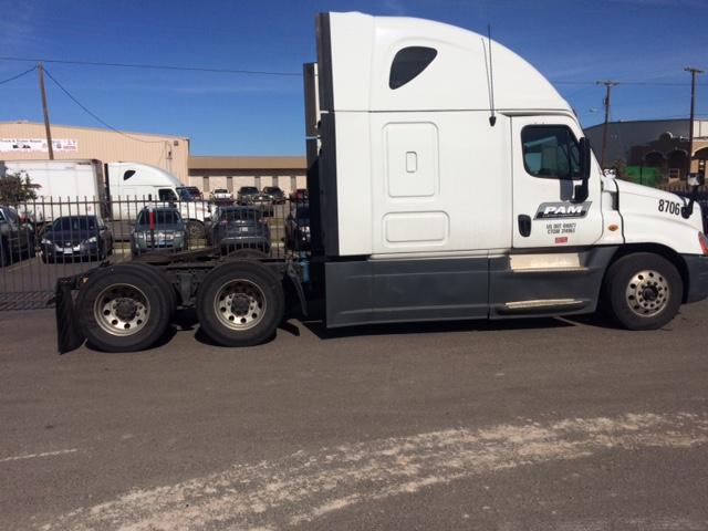 3AKJGLDR7DSBR4993 - 2013 FREIGHTLINER CASCADIA 1 WHITE photo 2