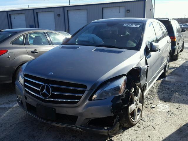 4JGCB6FE4BA120129 - 2011 MERCEDES-BENZ R 350 4MAT GRAY photo 2