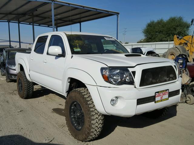 3TMLU4EN7BM073749 - 2011 TOYOTA TACOMA DOU WHITE photo 1