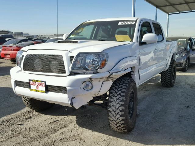 3TMLU4EN7BM073749 - 2011 TOYOTA TACOMA DOU WHITE photo 2