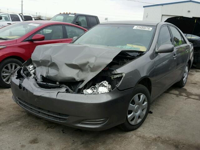 4T1BE32K52U572022 - 2002 TOYOTA CAMRY LE GRAY photo 2