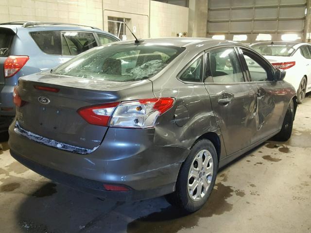 1FAHP3F23CL301850 - 2012 FORD FOCUS SE GRAY photo 4