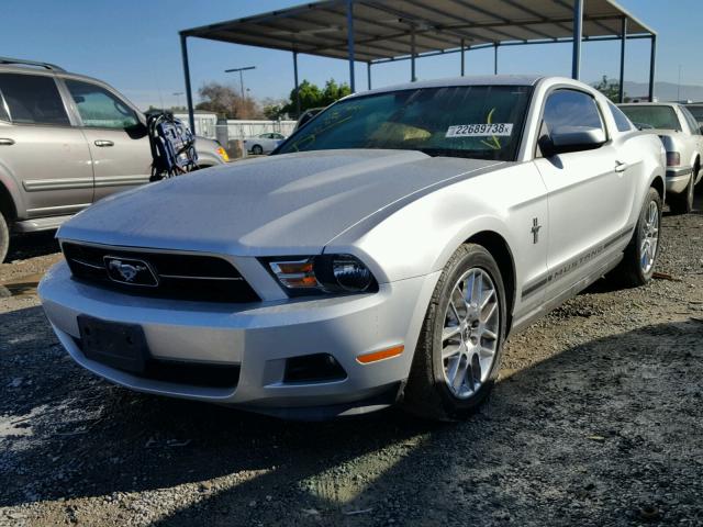 1ZVBP8AM4C5247790 - 2012 FORD MUSTANG SILVER photo 2