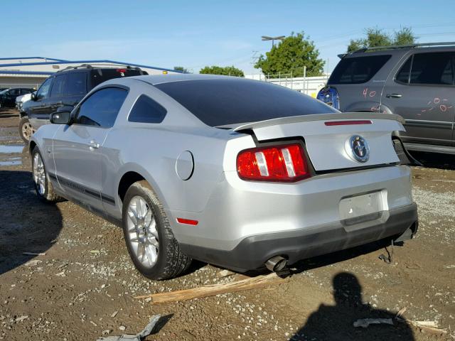 1ZVBP8AM4C5247790 - 2012 FORD MUSTANG SILVER photo 3