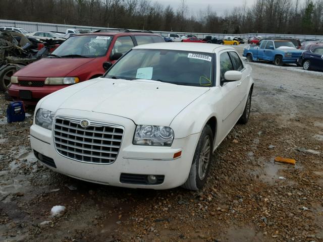 2C3KA53V19H527956 - 2009 CHRYSLER 300 TOURIN WHITE photo 2